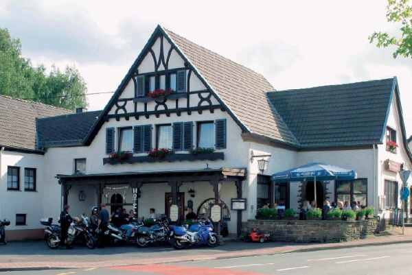 Beim Holzschnitzer